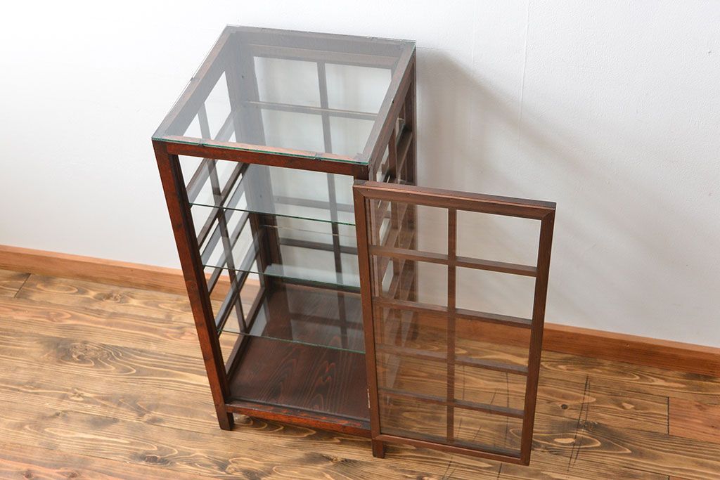 アンティーク家具　アンティーク  格子デザインの縦型ガラス(1)(ショーケース、飾り棚)　
