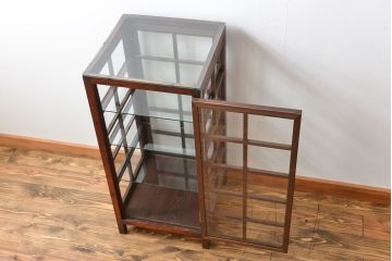 アンティーク家具　アンティーク  格子デザインの縦型ガラス(1)(ショーケース、飾り棚)　