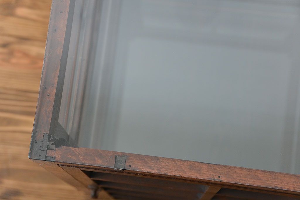 アンティーク家具　アンティーク  格子デザインの縦型ガラス(1)(ショーケース、飾り棚)　