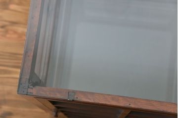 アンティーク家具　アンティーク  格子デザインの縦型ガラス(1)(ショーケース、飾り棚)　