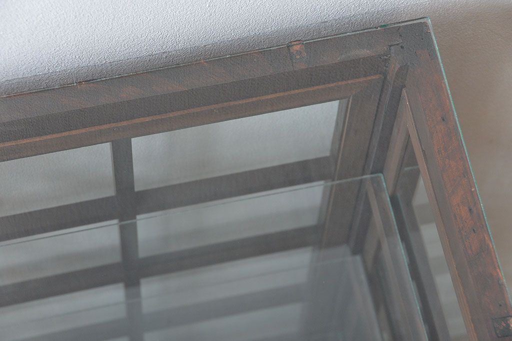 アンティーク家具　アンティーク  格子デザインの縦型ガラス(1)(ショーケース、飾り棚)　