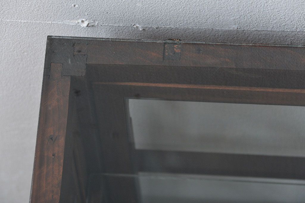 アンティーク家具　アンティーク  格子デザインの縦型ガラス(1)(ショーケース、飾り棚)　