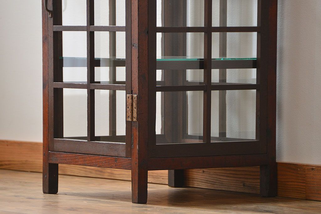 アンティーク家具　アンティーク  格子デザインの縦型ガラス(1)(ショーケース、飾り棚)　