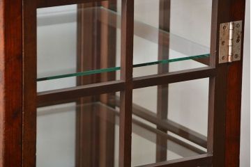 アンティーク家具　アンティーク  格子デザインの縦型ガラス(1)(ショーケース、飾り棚)　
