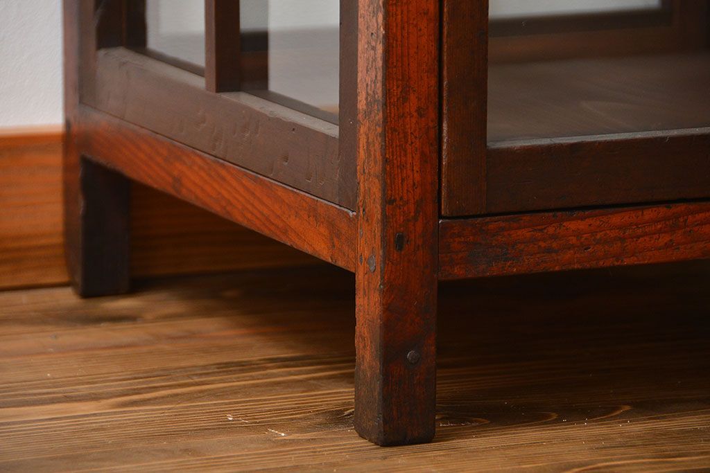 アンティーク家具　アンティーク  格子デザインの縦型ガラス(1)(ショーケース、飾り棚)　