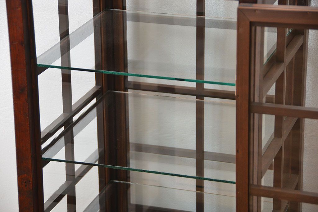 アンティーク家具　アンティーク  格子デザインの縦型ガラス(1)(ショーケース、飾り棚)　