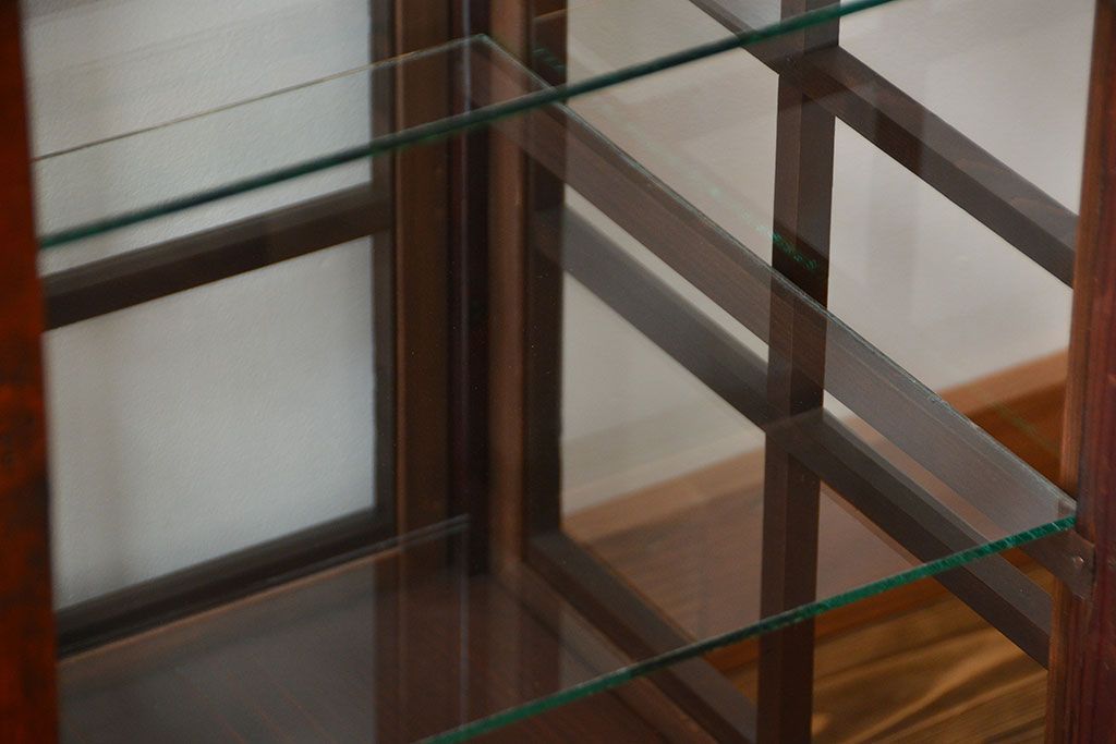 アンティーク家具　アンティーク  格子デザインの縦型ガラス(1)(ショーケース、飾り棚)　