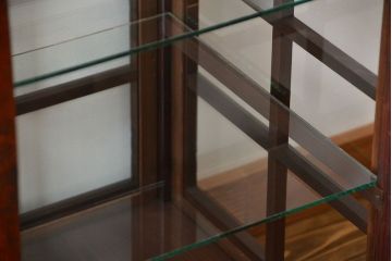 アンティーク家具　アンティーク  格子デザインの縦型ガラス(1)(ショーケース、飾り棚)　