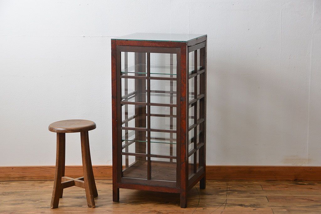 アンティーク家具　アンティーク  格子デザインの縦型ガラス(1)(ショーケース、飾り棚)　