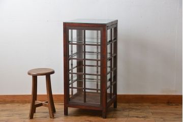 アンティーク家具　アンティーク  格子デザインの縦型ガラス(1)(ショーケース、飾り棚)　