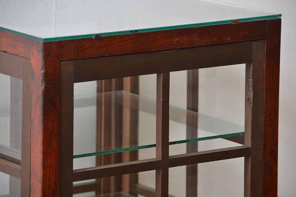 アンティーク家具　アンティーク  格子デザインの縦型ガラス(1)(ショーケース、飾り棚)　