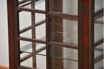 アンティーク家具　アンティーク  格子デザインの縦型ガラス(1)(ショーケース、飾り棚)　
