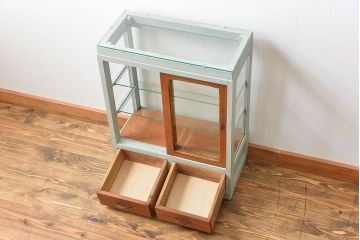 アンティーク家具　アンティークペイント　小さな引き出し付きガラスケース(ショーケース、飾り棚)