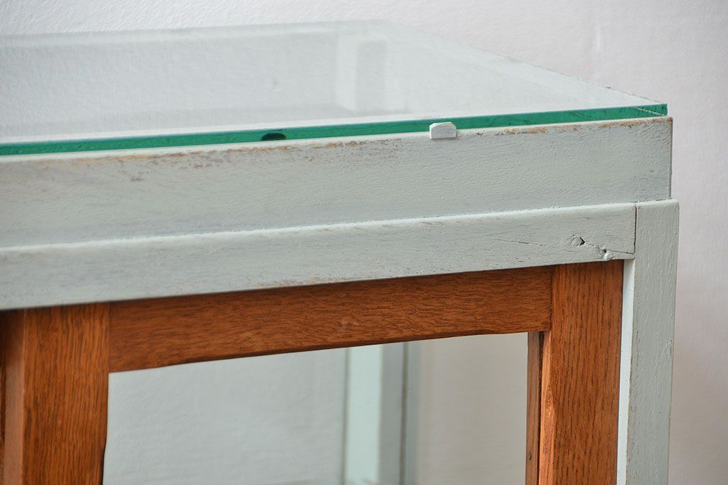 アンティーク家具　アンティークペイント　小さな引き出し付きガラスケース(ショーケース、飾り棚)