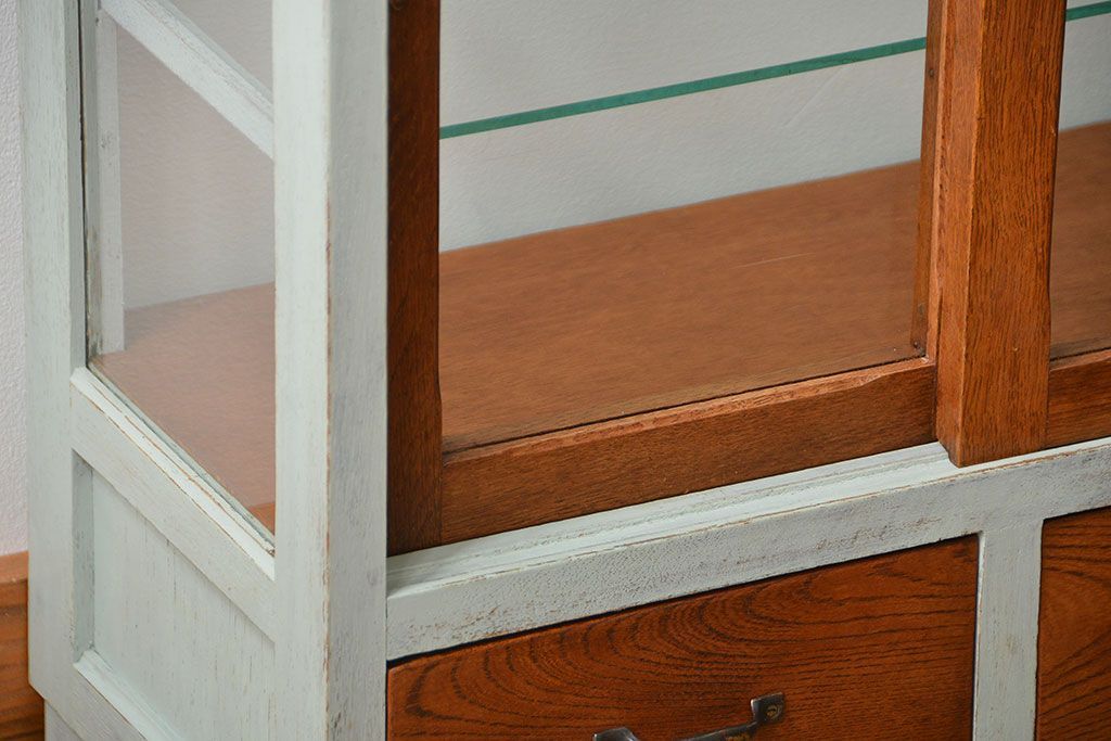 アンティーク家具　アンティークペイント　小さな引き出し付きガラスケース(ショーケース、飾り棚)