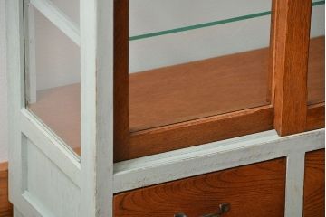 アンティーク家具　アンティークペイント　小さな引き出し付きガラスケース(ショーケース、飾り棚)