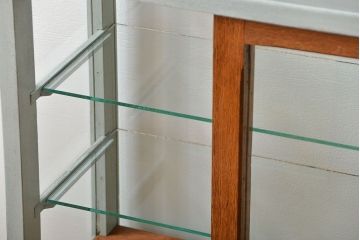 アンティーク家具　アンティークペイント　小さな引き出し付きガラスケース(ショーケース、飾り棚)