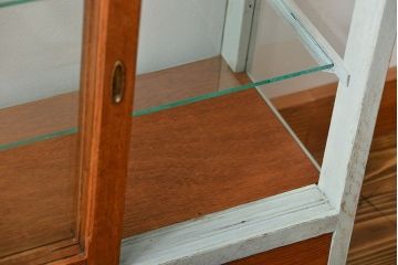 アンティーク家具　アンティークペイント　小さな引き出し付きガラスケース(ショーケース、飾り棚)