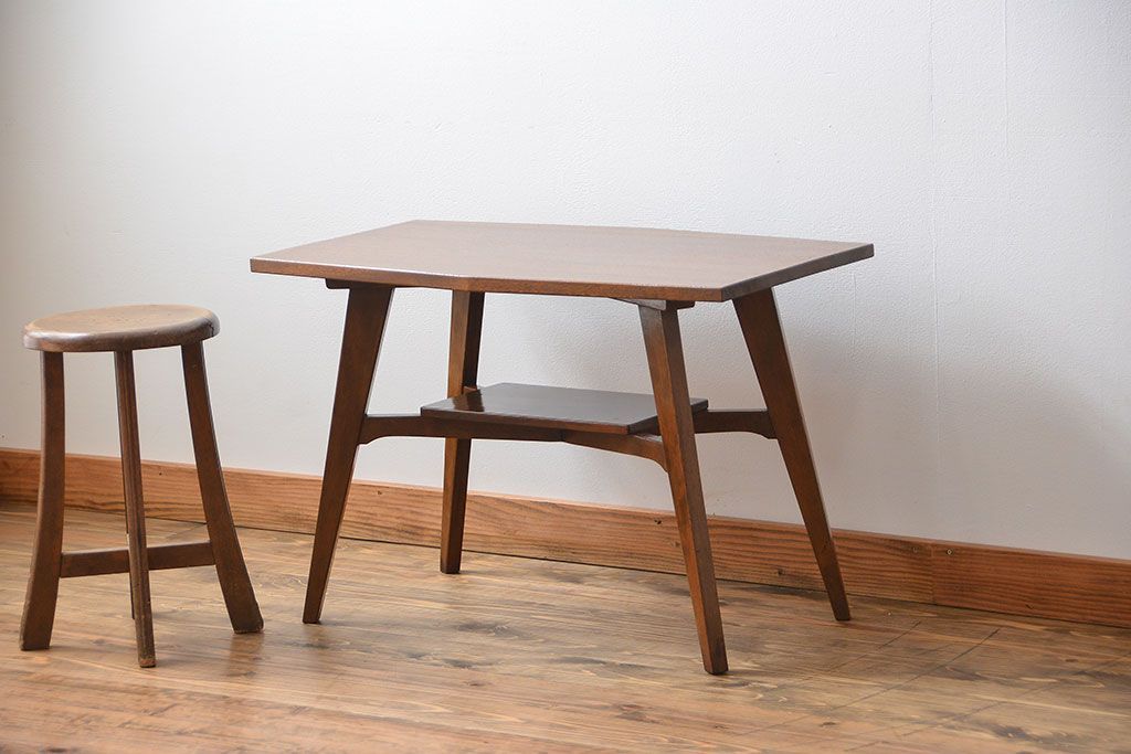 レトロ家具　アンティーク レトロなデザインのミッドセンチュリーセンターテーブル