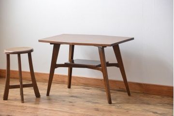 レトロ家具　アンティーク レトロなデザインのミッドセンチュリーセンターテーブル