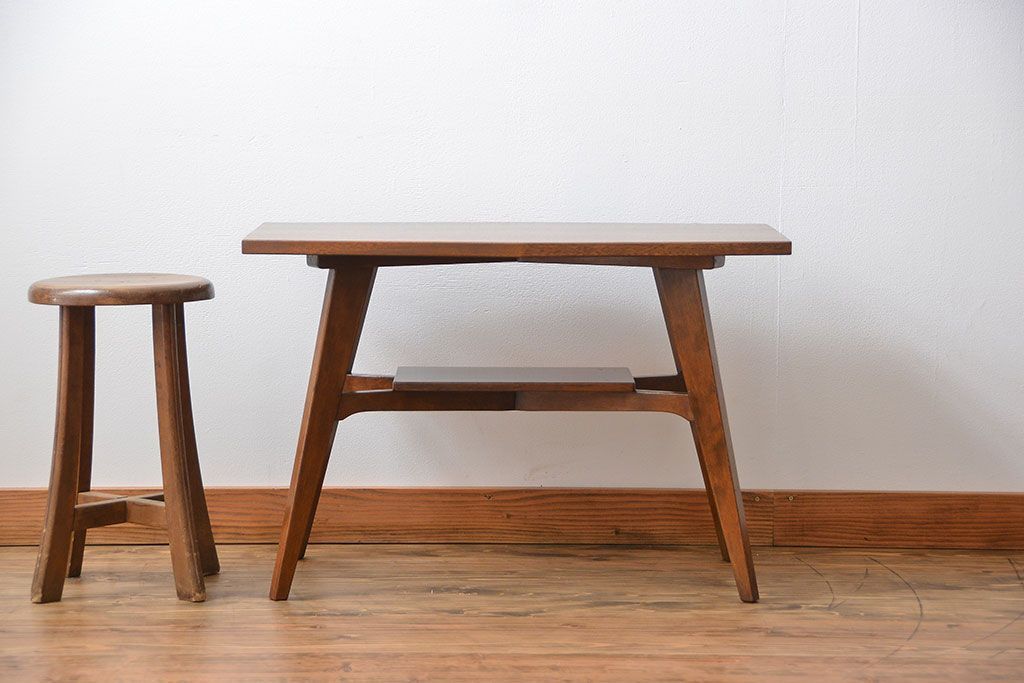 レトロ家具　アンティーク レトロなデザインのミッドセンチュリーセンターテーブル