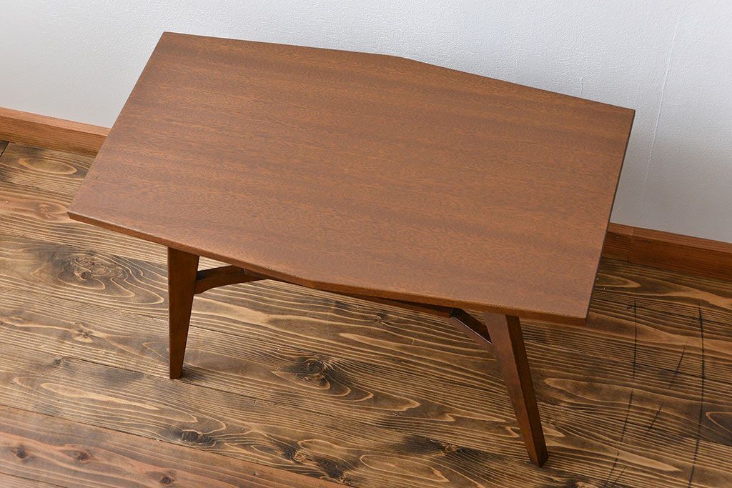 レトロ家具　アンティーク レトロなデザインのミッドセンチュリーセンターテーブル