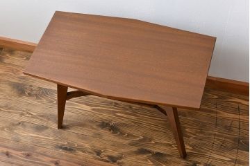 レトロ家具　アンティーク レトロなデザインのミッドセンチュリーセンターテーブル