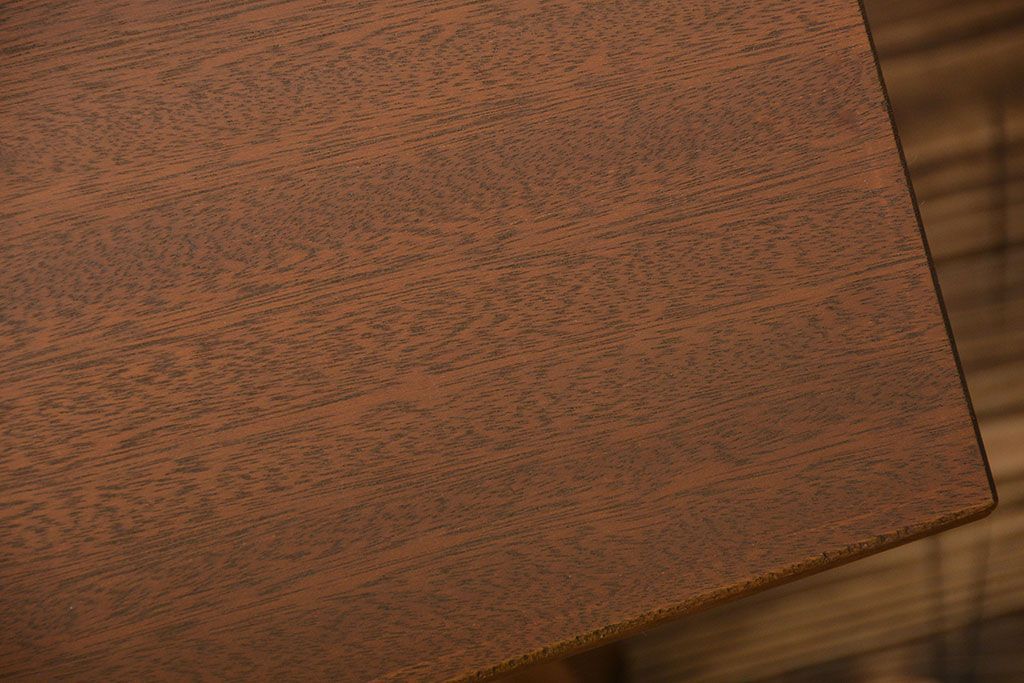 レトロ家具　アンティーク レトロなデザインのミッドセンチュリーセンターテーブル