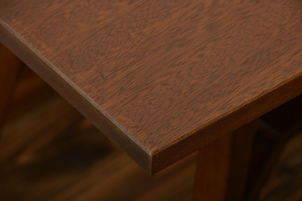 レトロ家具　アンティーク レトロなデザインのミッドセンチュリーセンターテーブル