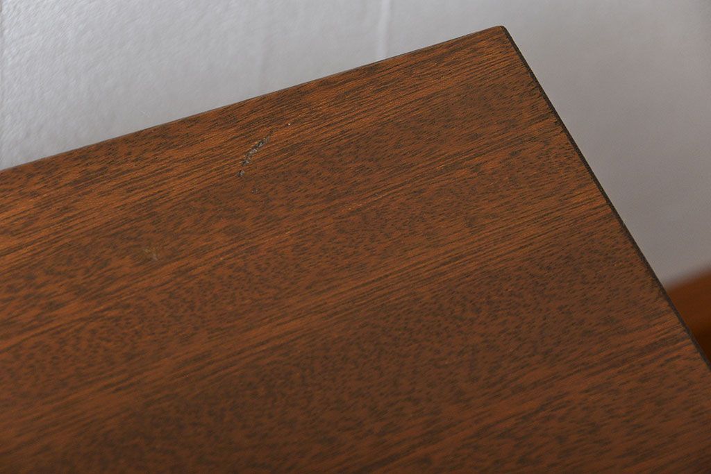 レトロ家具　アンティーク レトロなデザインのミッドセンチュリーセンターテーブル