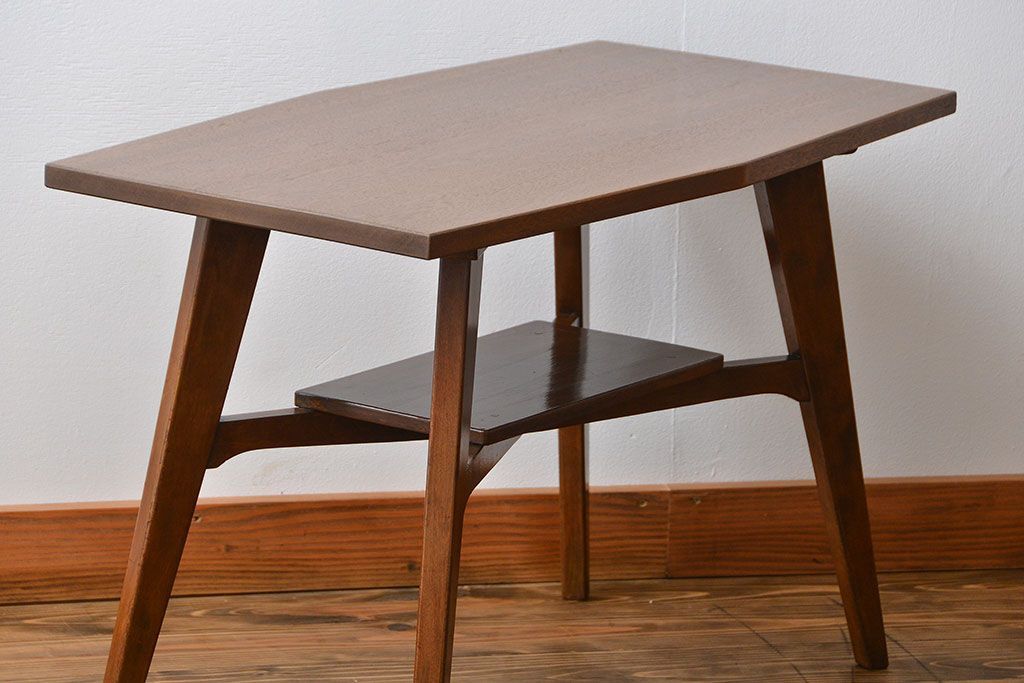 レトロ家具　アンティーク レトロなデザインのミッドセンチュリーセンターテーブル