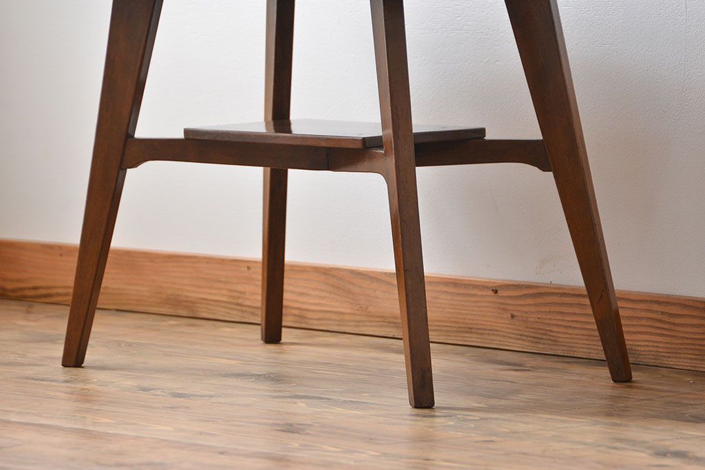 レトロ家具　アンティーク レトロなデザインのミッドセンチュリーセンターテーブル