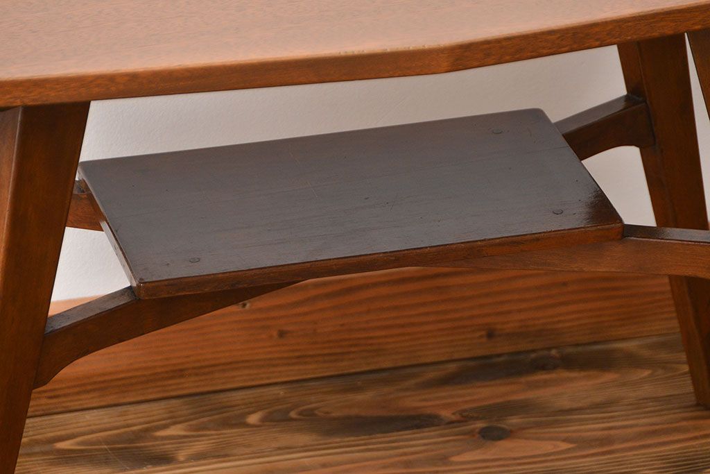 レトロ家具　アンティーク レトロなデザインのミッドセンチュリーセンターテーブル