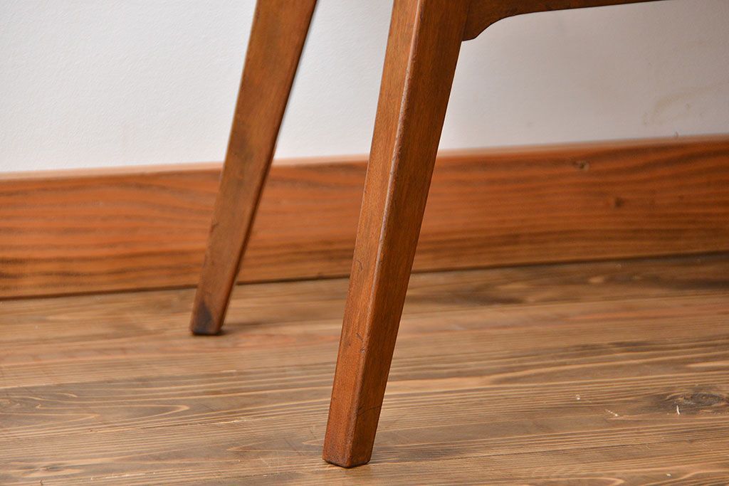 レトロ家具　アンティーク レトロなデザインのミッドセンチュリーセンターテーブル