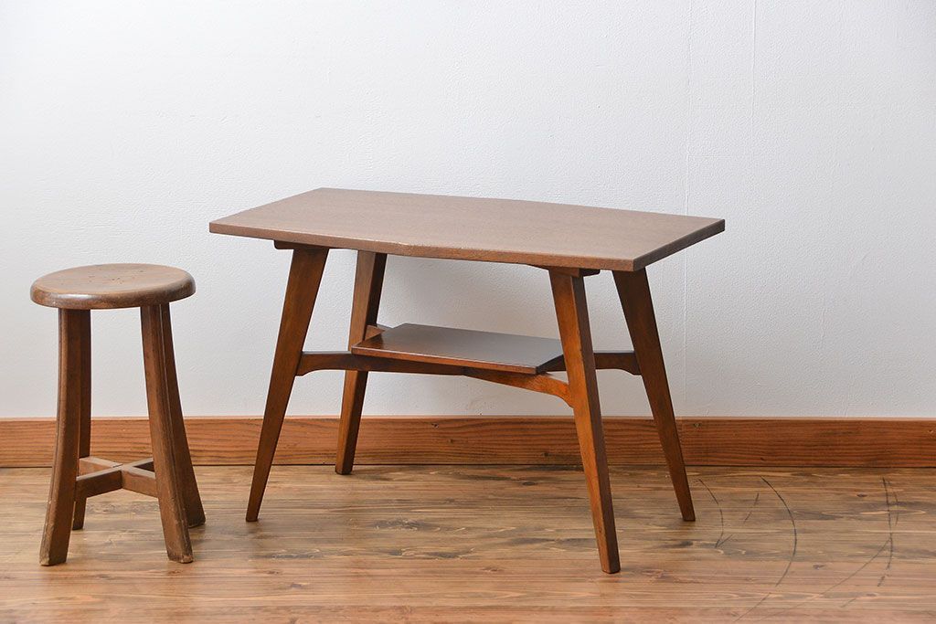 レトロ家具　アンティーク レトロなデザインのミッドセンチュリーセンターテーブル