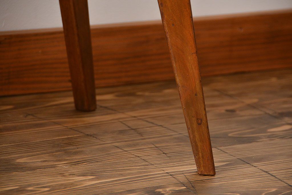 レトロ家具　アンティーク レトロなデザインのミッドセンチュリーセンターテーブル