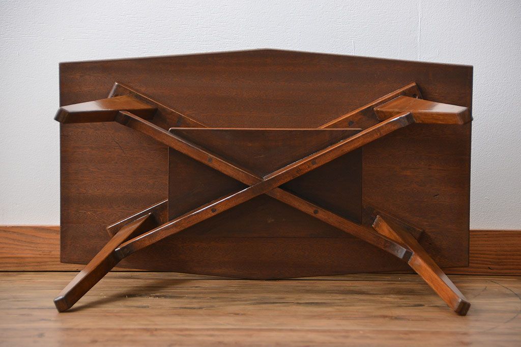 レトロ家具　アンティーク レトロなデザインのミッドセンチュリーセンターテーブル