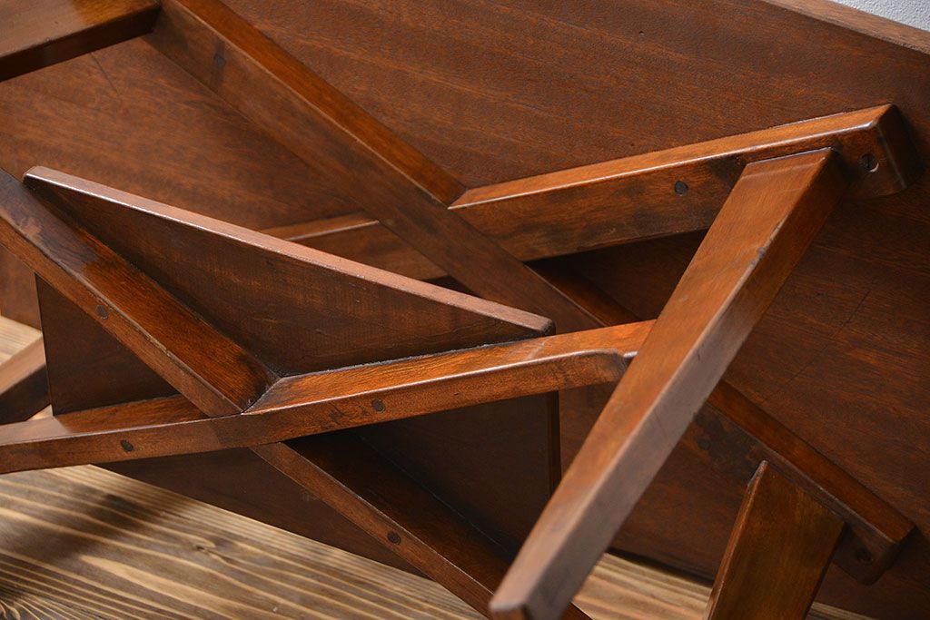 レトロ家具　アンティーク レトロなデザインのミッドセンチュリーセンターテーブル