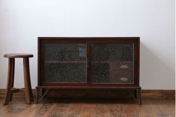 アンティーク家具　アンティーク 前面欅材の鉄脚付きローボード(収納棚、テレビボード)