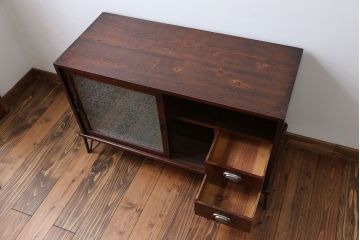 アンティーク家具　アンティーク 前面欅材の鉄脚付きローボード(収納棚、テレビボード)