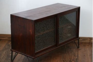 アンティーク家具　アンティーク 前面欅材の鉄脚付きローボード(収納棚、テレビボード)