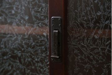 アンティーク家具　アンティーク 前面欅材の鉄脚付きローボード(収納棚、テレビボード)