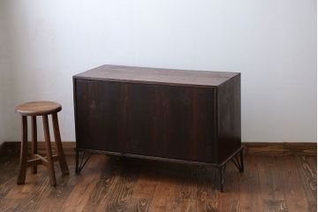 アンティーク家具　アンティーク 前面欅材の鉄脚付きローボード(収納棚、テレビボード)