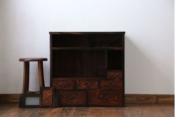 アンティーク家具　アンティーク 前面欅材と黒柿無垢材の小さな茶箪笥(茶棚、飾り棚)