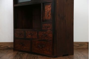 アンティーク家具　アンティーク 前面欅材と黒柿無垢材の小さな茶箪笥(茶棚、飾り棚)