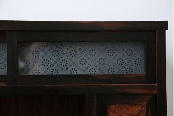 アンティーク家具　アンティーク 前面欅材と黒柿無垢材の小さな茶箪笥(茶棚、飾り棚)
