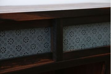 アンティーク家具　アンティーク 前面欅材と黒柿無垢材の小さな茶箪笥(茶棚、飾り棚)