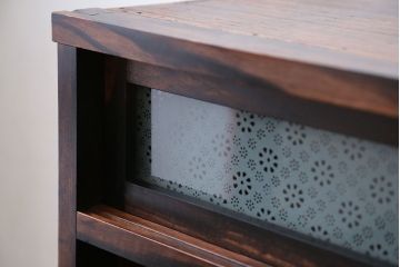 アンティーク家具　アンティーク 前面欅材と黒柿無垢材の小さな茶箪笥(茶棚、飾り棚)
