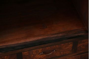 アンティーク家具　アンティーク 前面欅材と黒柿無垢材の小さな茶箪笥(茶棚、飾り棚)