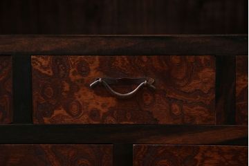 アンティーク家具　アンティーク 前面欅材と黒柿無垢材の小さな茶箪笥(茶棚、飾り棚)